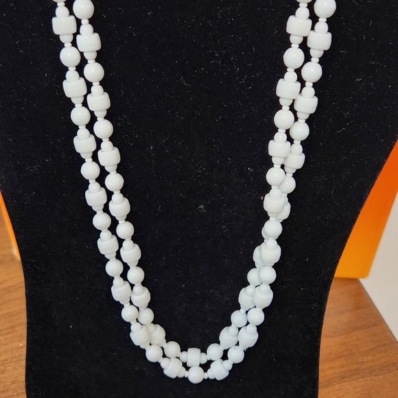 Vintage White Glass Bead Necklace - Picture 1 of 5